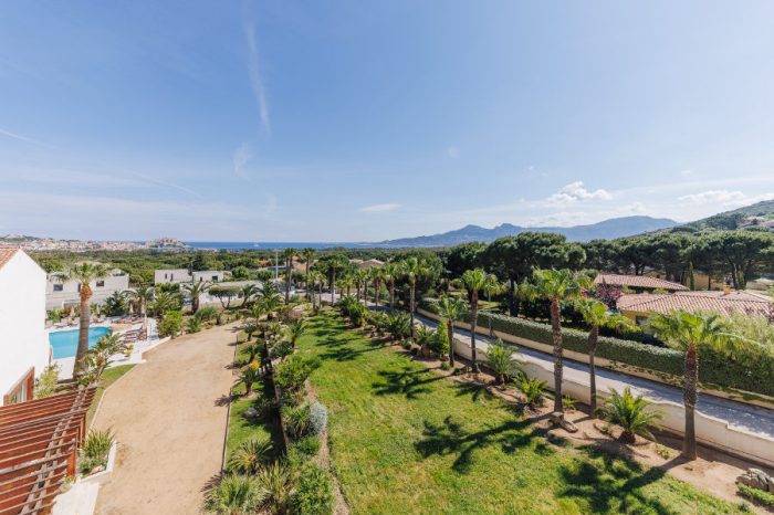 hotel-corsica-5-spa-serena-calvi-vue-terrasse