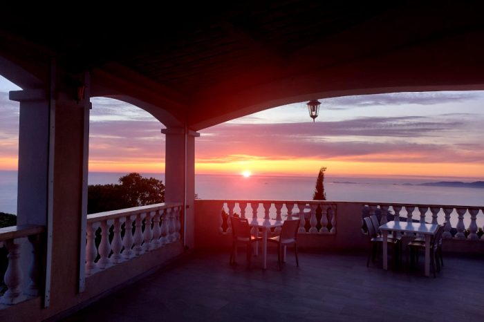 Hôtel-Restaurant Le Belvédère Coti coucher de soleil terrasse